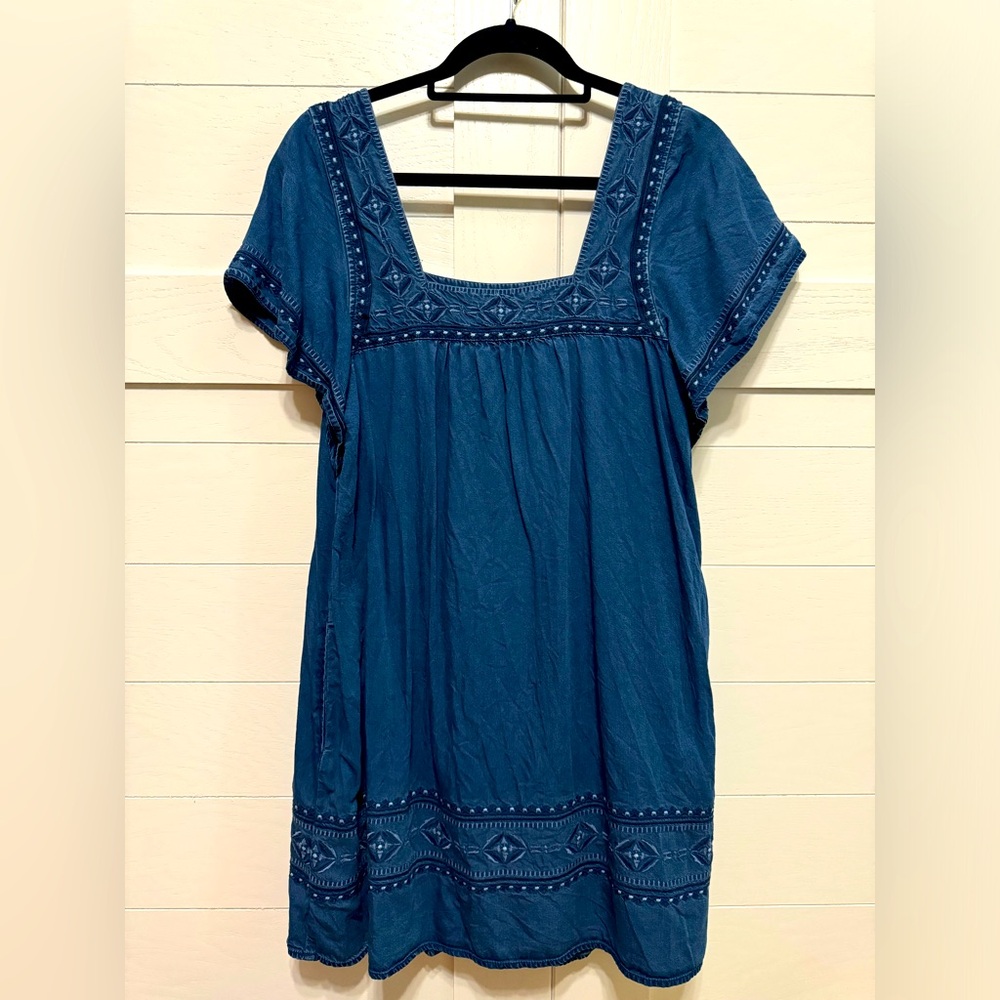Abercrombie & Fitch denim dress with embroidered details Size M LIKE NEW